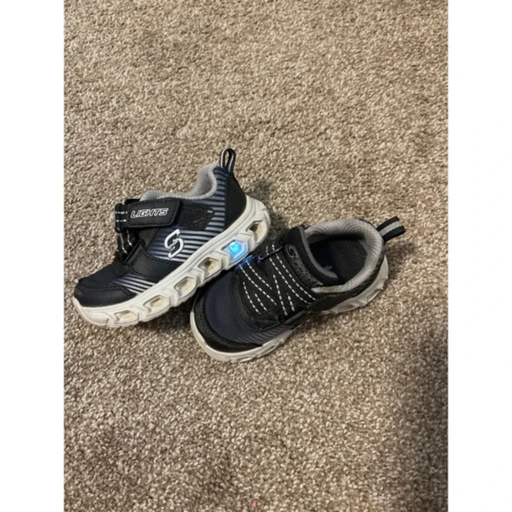 Skechers Kids Light Up Sneakers Boys‎ Girls Shoes Size 6 Toddler Black Blue